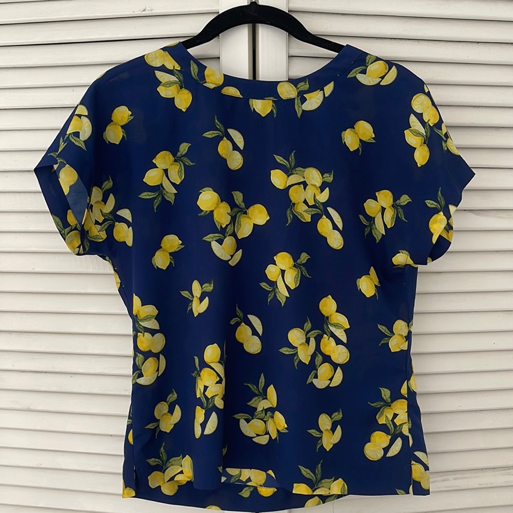 Blue top with lemon prints 🍋